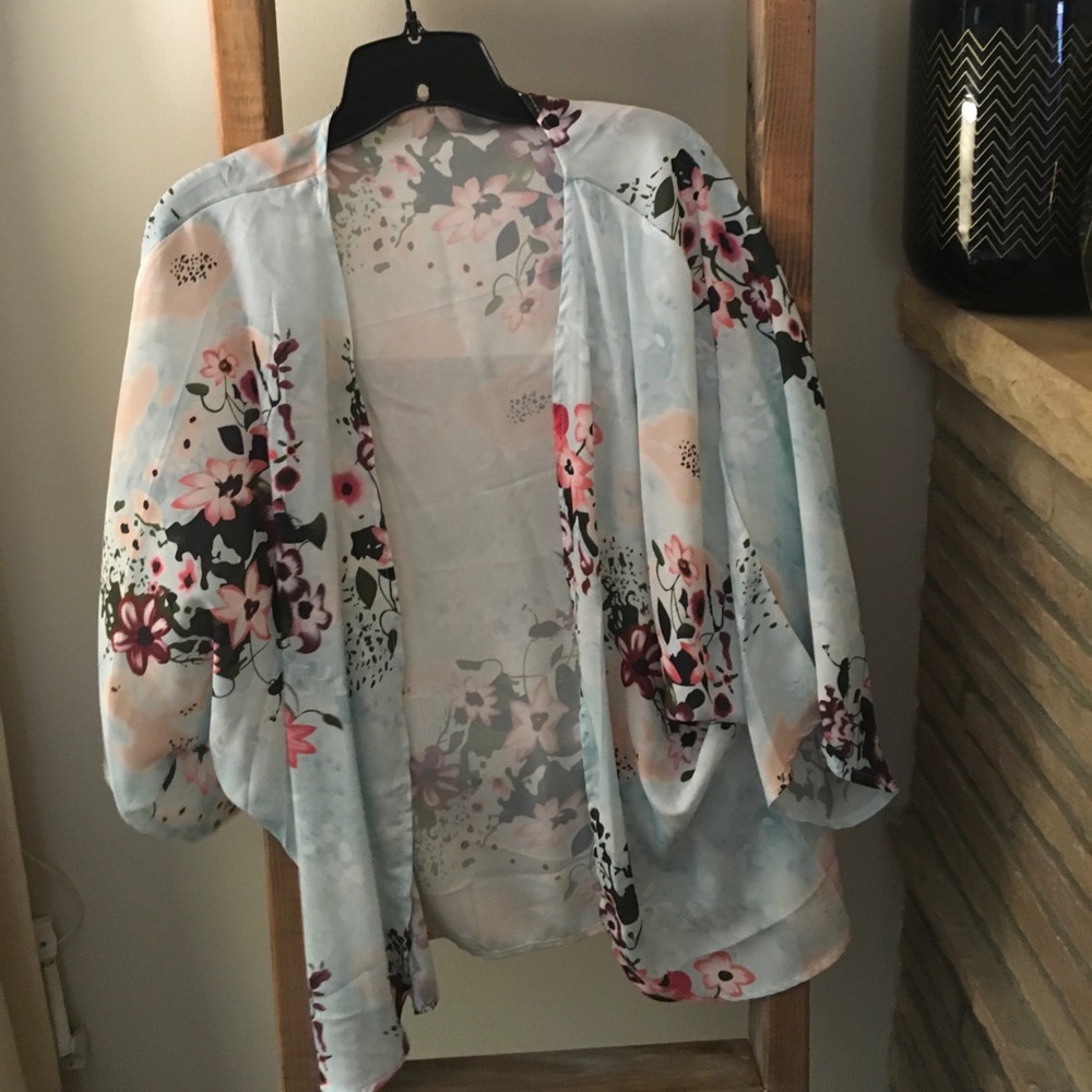 4 for $15 🛍️ Fun shawl!